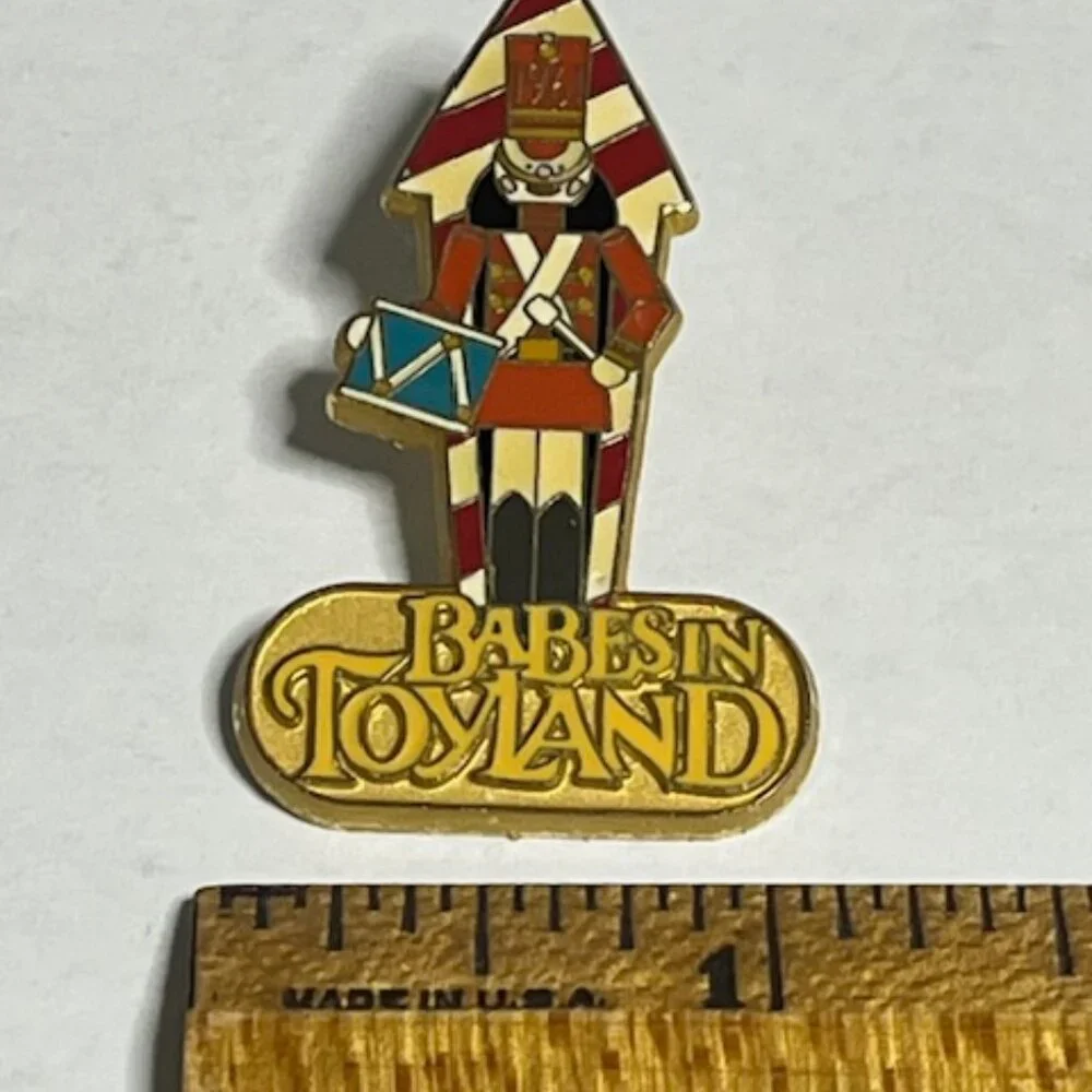 2001 Disney Babes in Toyland Soldier #95 Lapel Hat Vest Pin Gold Tone 1.75
